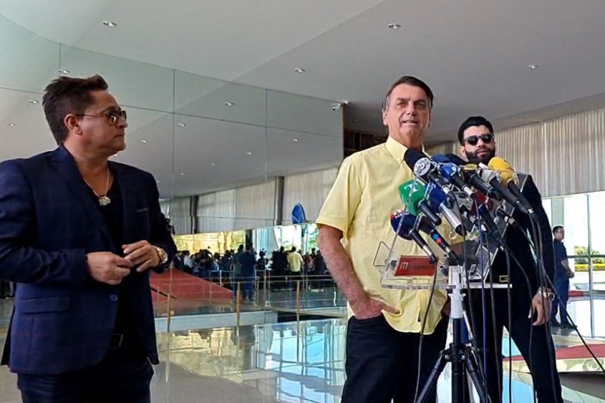Vídeo: Bolsonaro recebe apoio de Leonardo e Gusttavo Lima na campanha pela reeleição