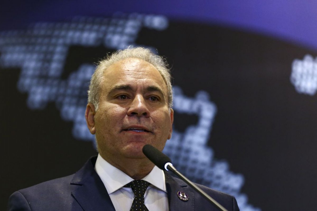 “Não é um problema só no Brasil”, diz Queiroga sobre queda na vacinação