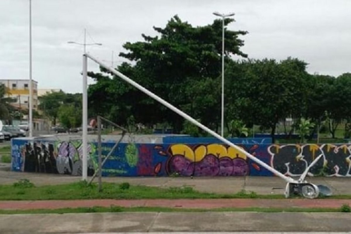 Poste de iluminação cai em praça de Stella Maris