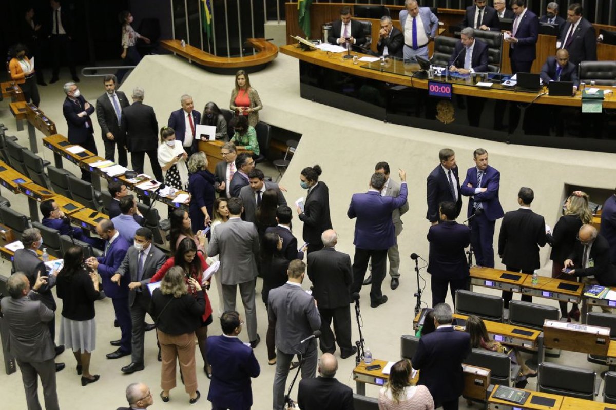 TSE aponta que 41,64% dos deputados eleitos são milionários
