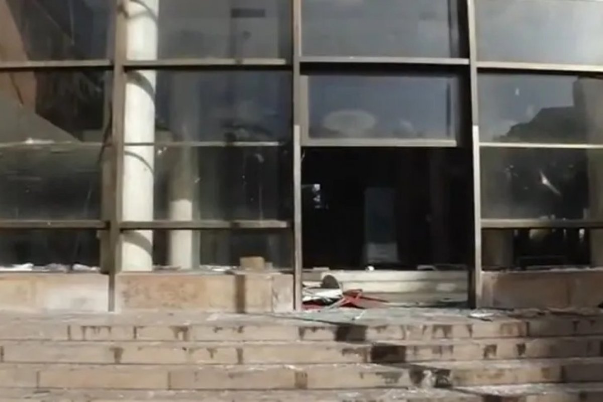 Prédio abandonado é invadido na região do Comércio, em Salvador