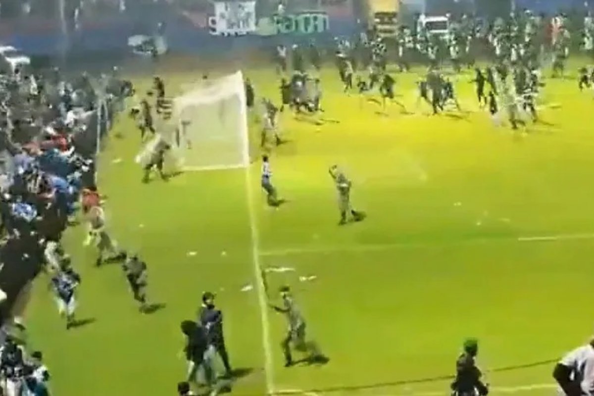 Indonésia demolirá estádio de futebol onde tumulto matou mais de 130 pessoas