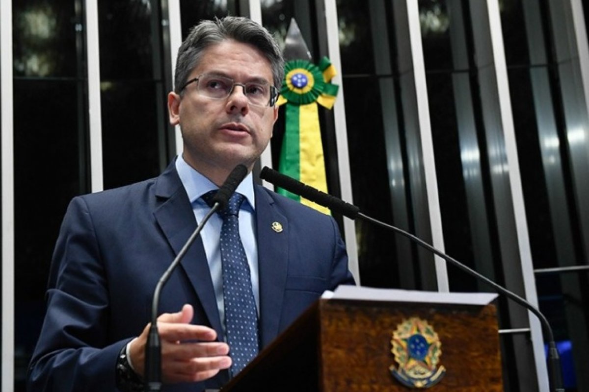 Senador Alessandro Vieira solicita que STF obrigue Bolsonaro a entregar lista do orçamento secreto