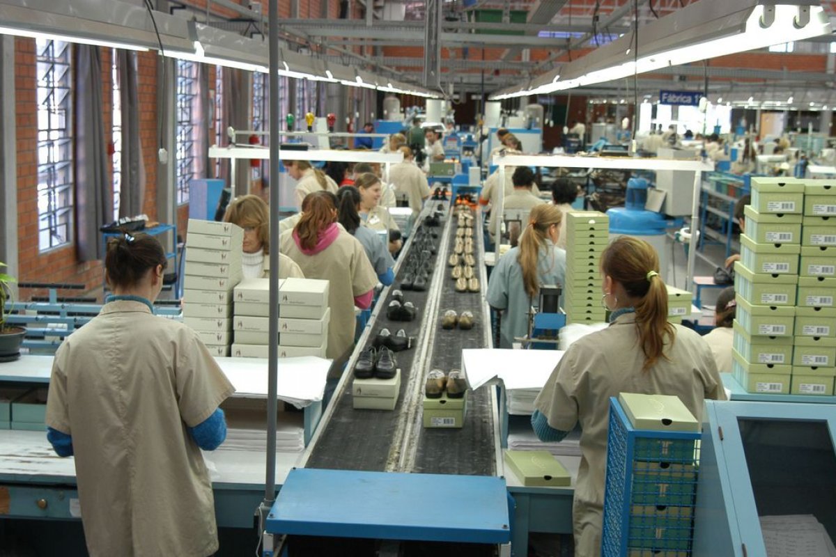 Produção industrial cai em setembro após quatro meses de alta, diz CNI