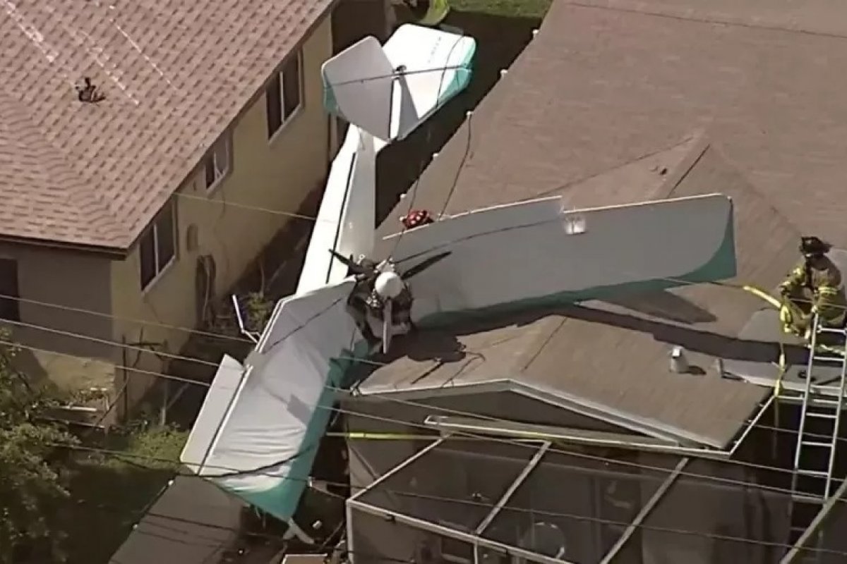 Dois homens morrem após avião atingir casa nos EUA