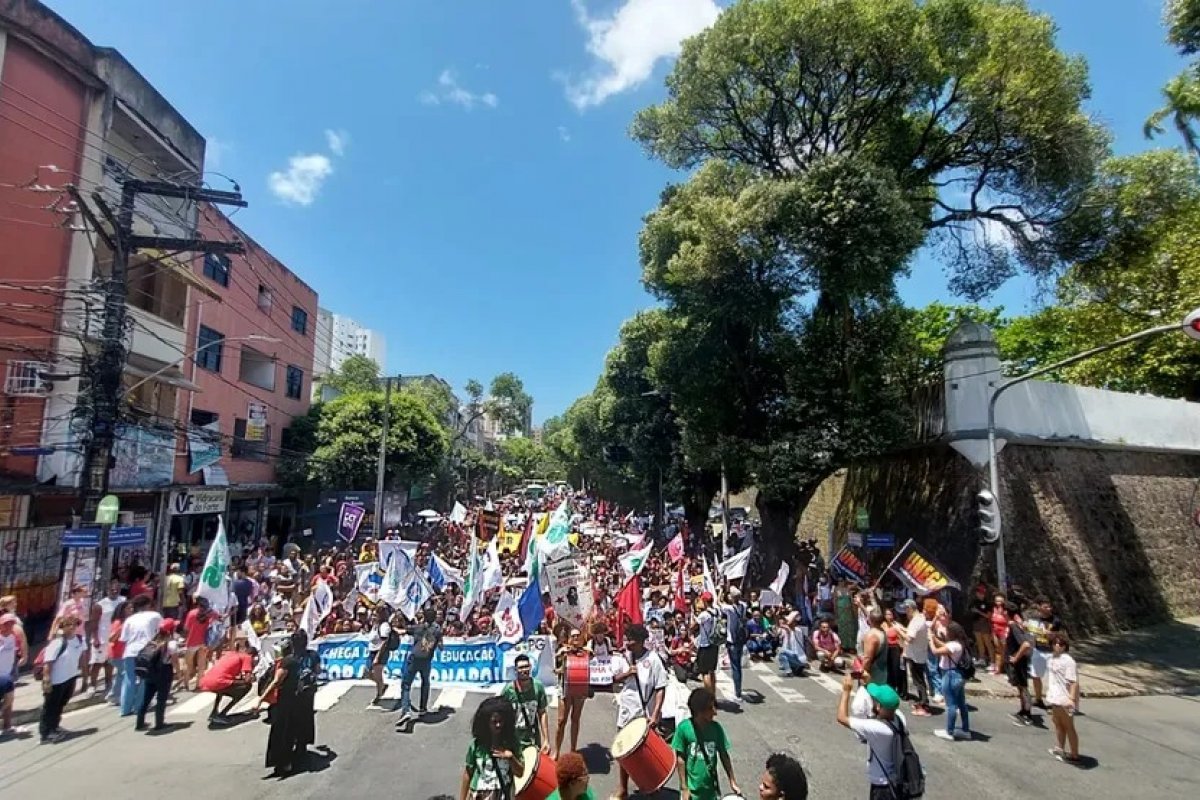Estudantes da Ufba fazem ato contra cortes nas universidades
