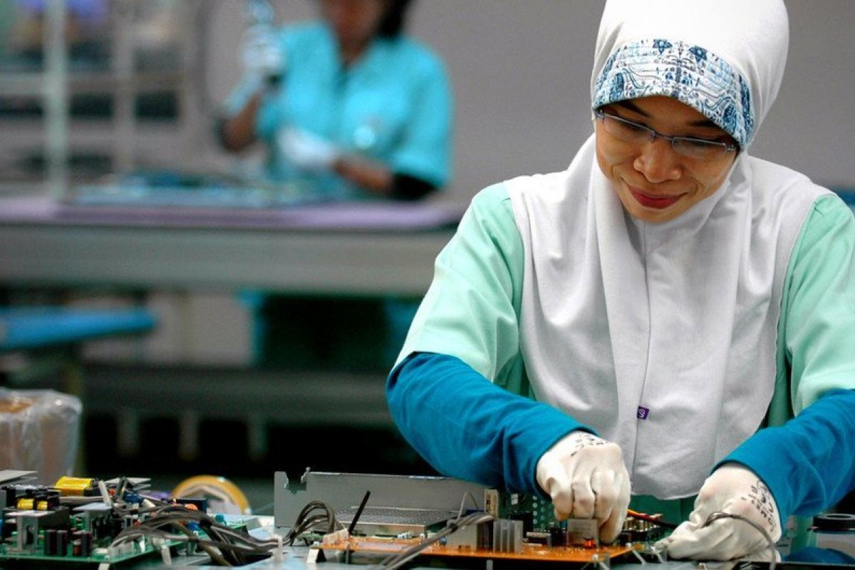 Aumento de salário mínimo e proteção social são respostas para enfrentar custo de vida alto, diz OIT