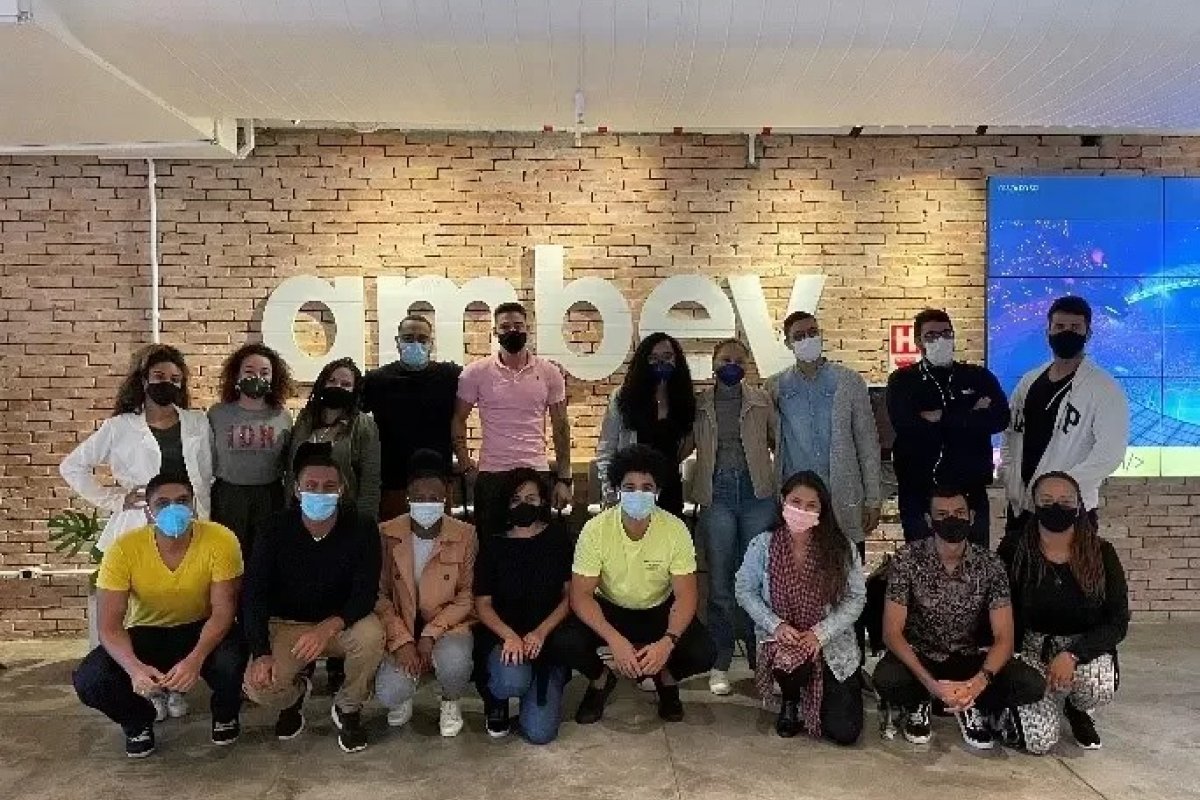 Ambev oferece 200 bolsas de cursos e mentoria para profissionais negros