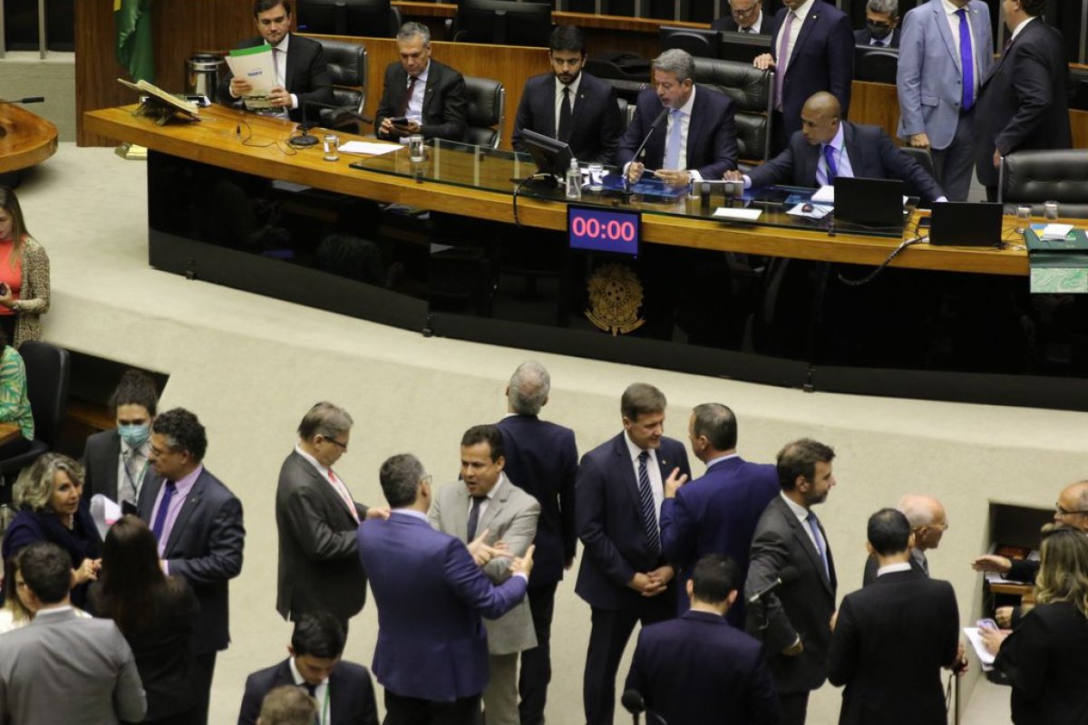 Confira o voto de cada deputado sobre a PL de urgência que pune pesquisas eleitorais
