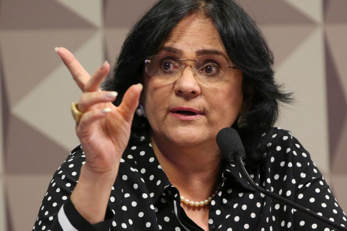 Damares acredita que tiros em igreja de Fortaleza eram para Michelle Bolsonaro