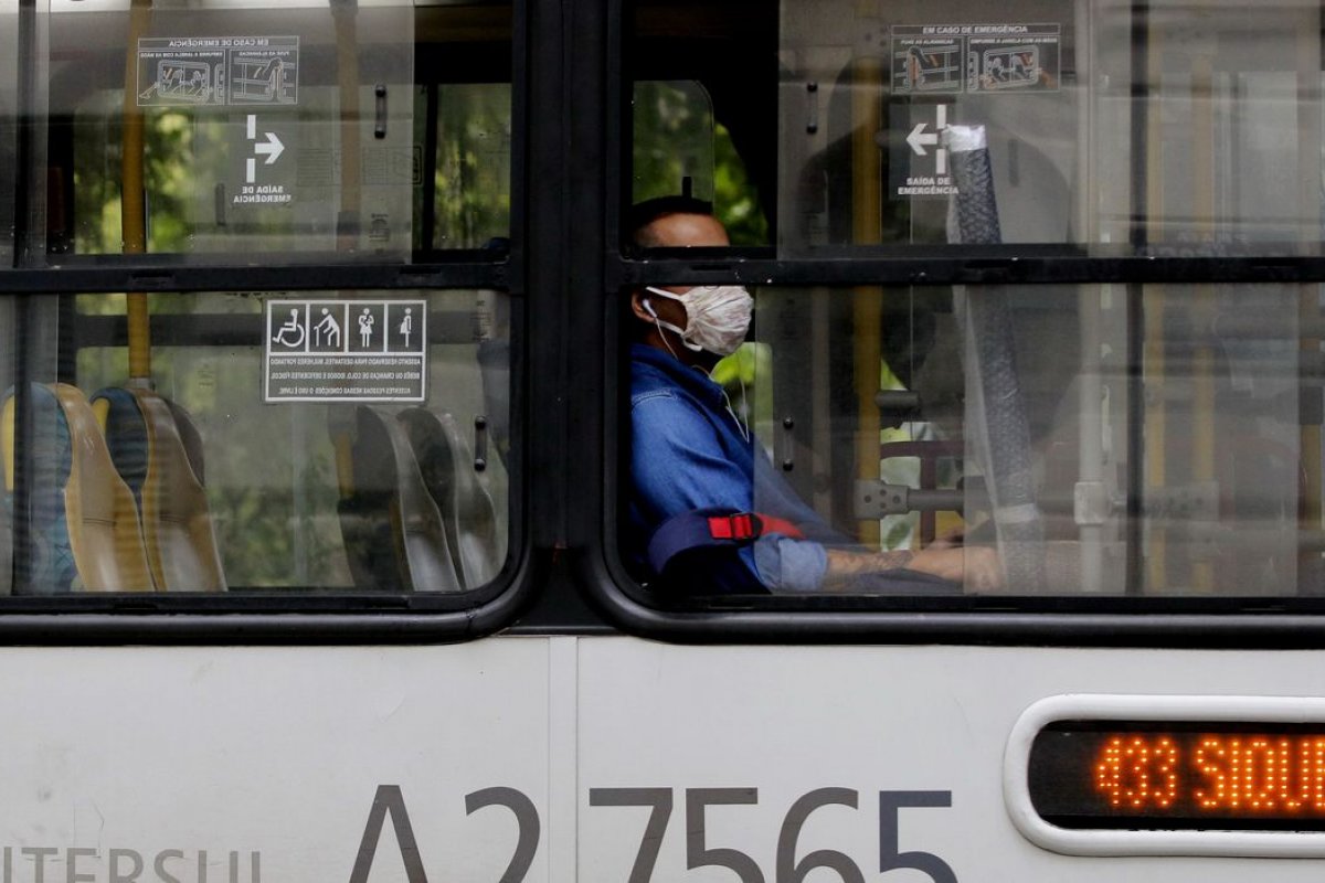 "Deveríamos, mas não vamos recorrer", diz Bolsonaro sobre autorização do STF para transporte gratuito na eleição