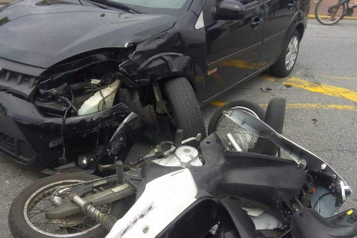 Acidente entre carro e moto após assalto deixa três feridos em Salvador