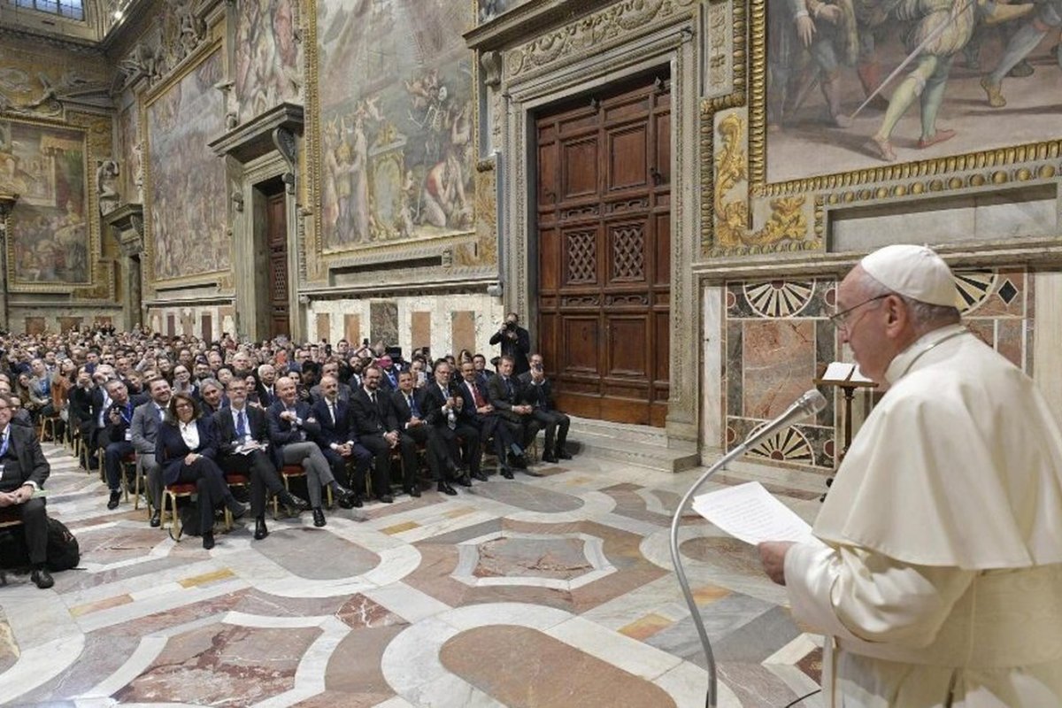 Papa compara políticos que discursam contra gays, judeus e ciganos a Hitler