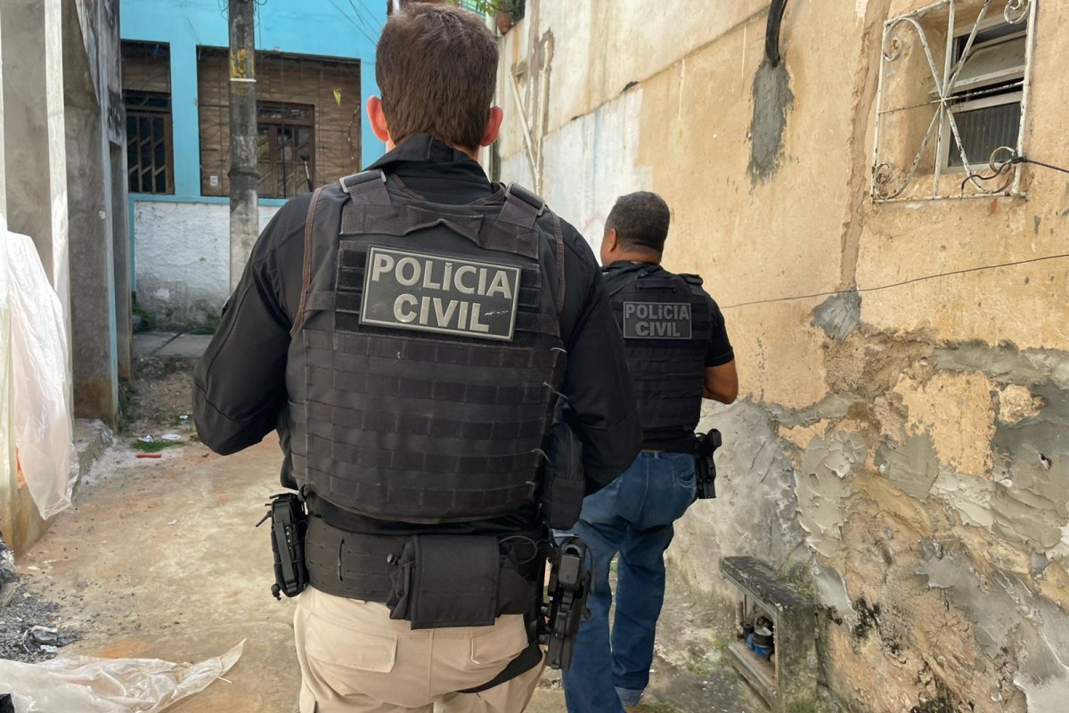 Polícia localiza droga no quintal da casa de investigado por tráfico e ameaça em Caravelas (BA)