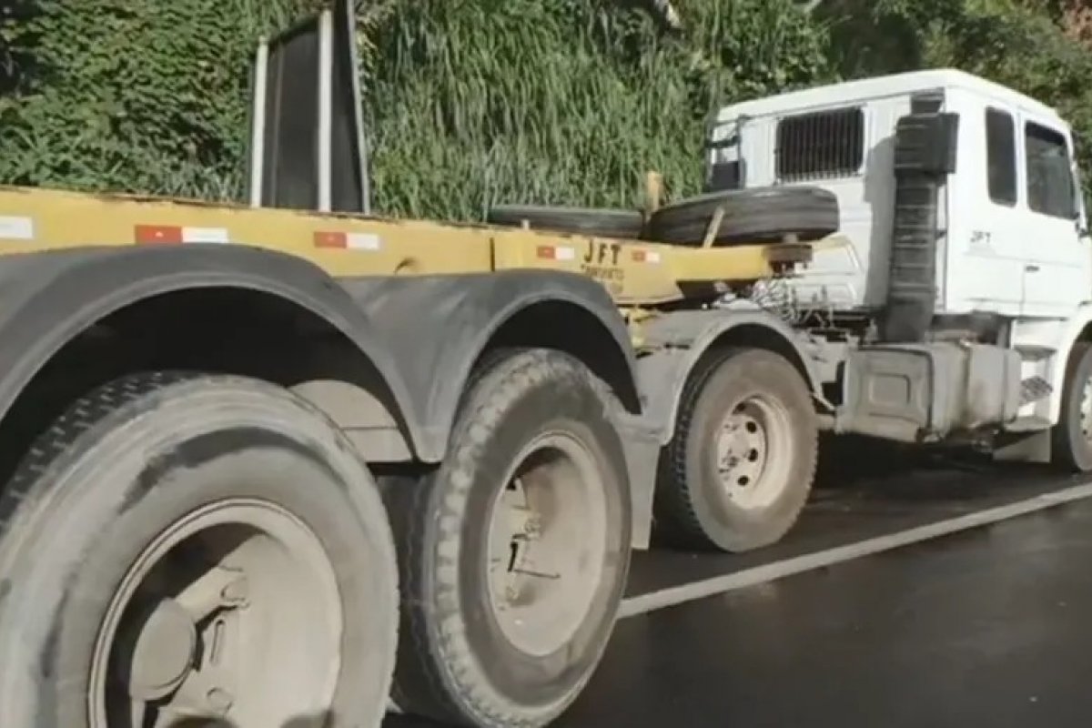 Batida entre carreta e caminhão coletor de lixo deixa trânsito lento na Jaqueira do Carneiro