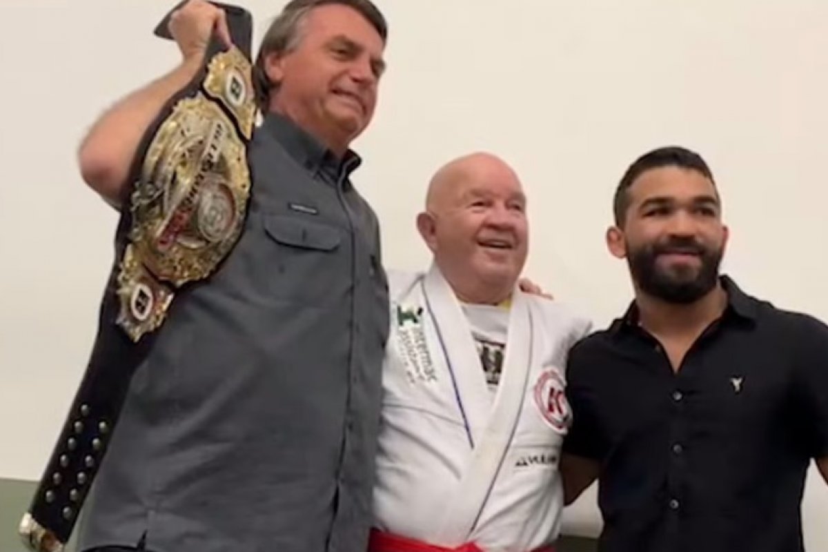 Bolsonaro recebe apoio de lutadores: 'Vocês viram renascer o patriotismo no Brasil'