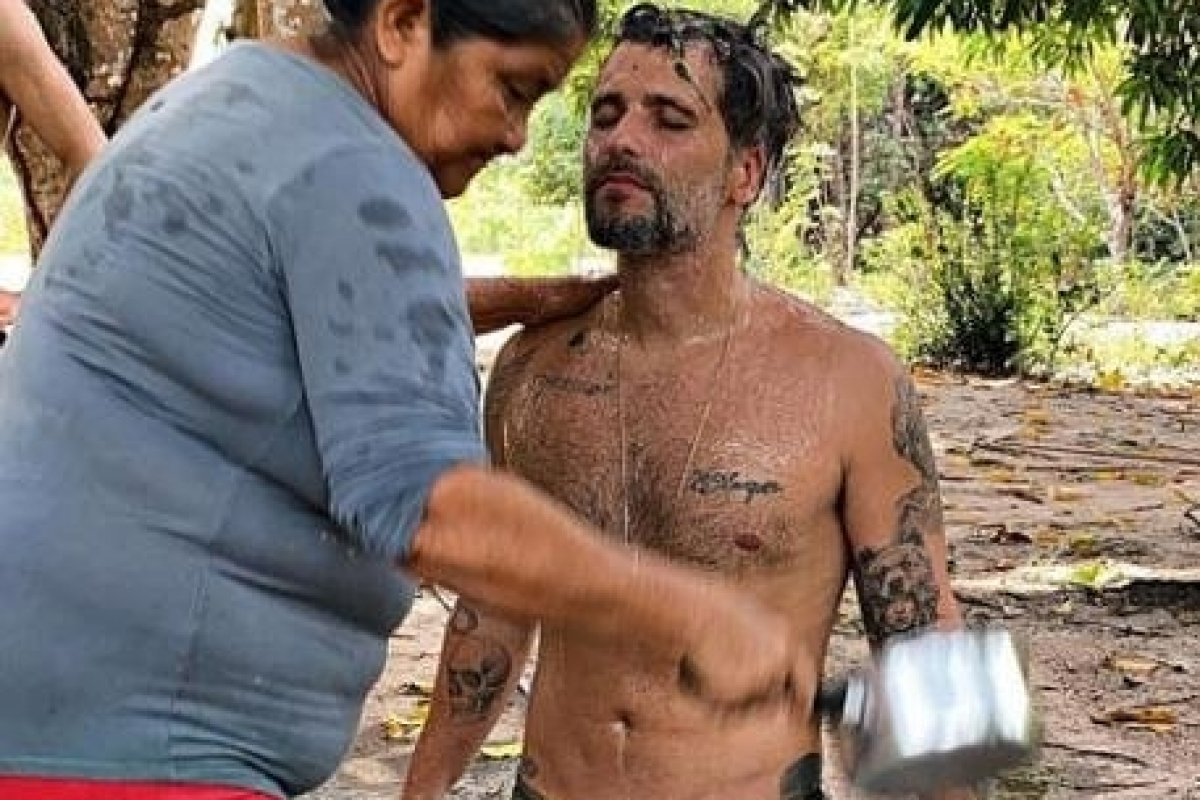 Bruno Gagliasso participa de ritual indígena: ''Uma nova vida''