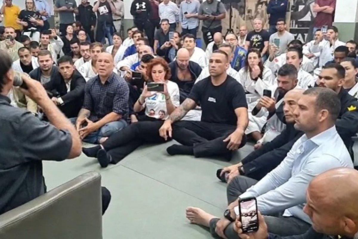 Bolsonaro diz que Lula não comparecerá no debate do SBT porque 'brochou'