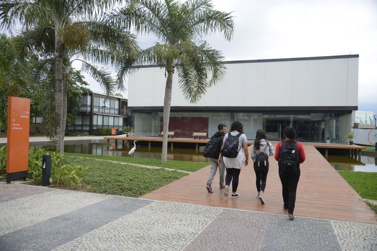 Programa leva estudantes de baixa renda para formação nos Estados Unidos
