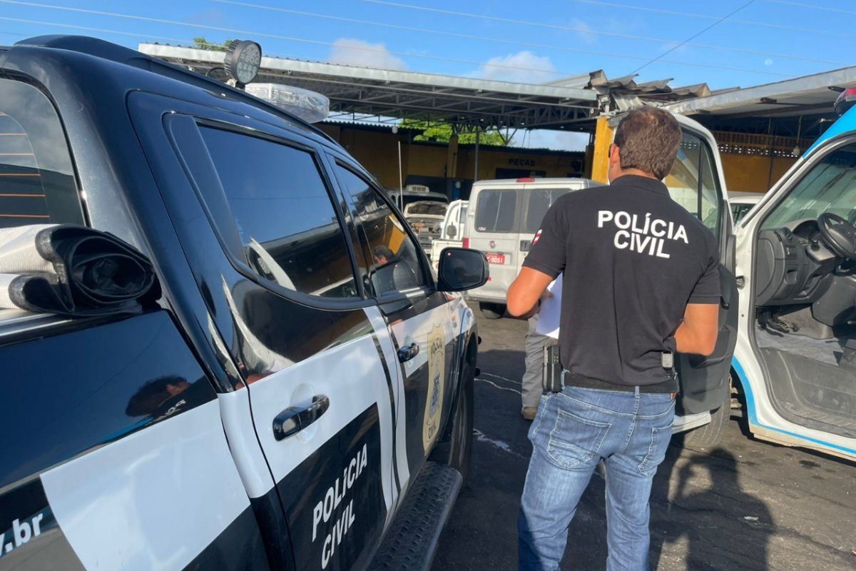 Policiais de Prado prendem homem com carro roubado em Salvador
