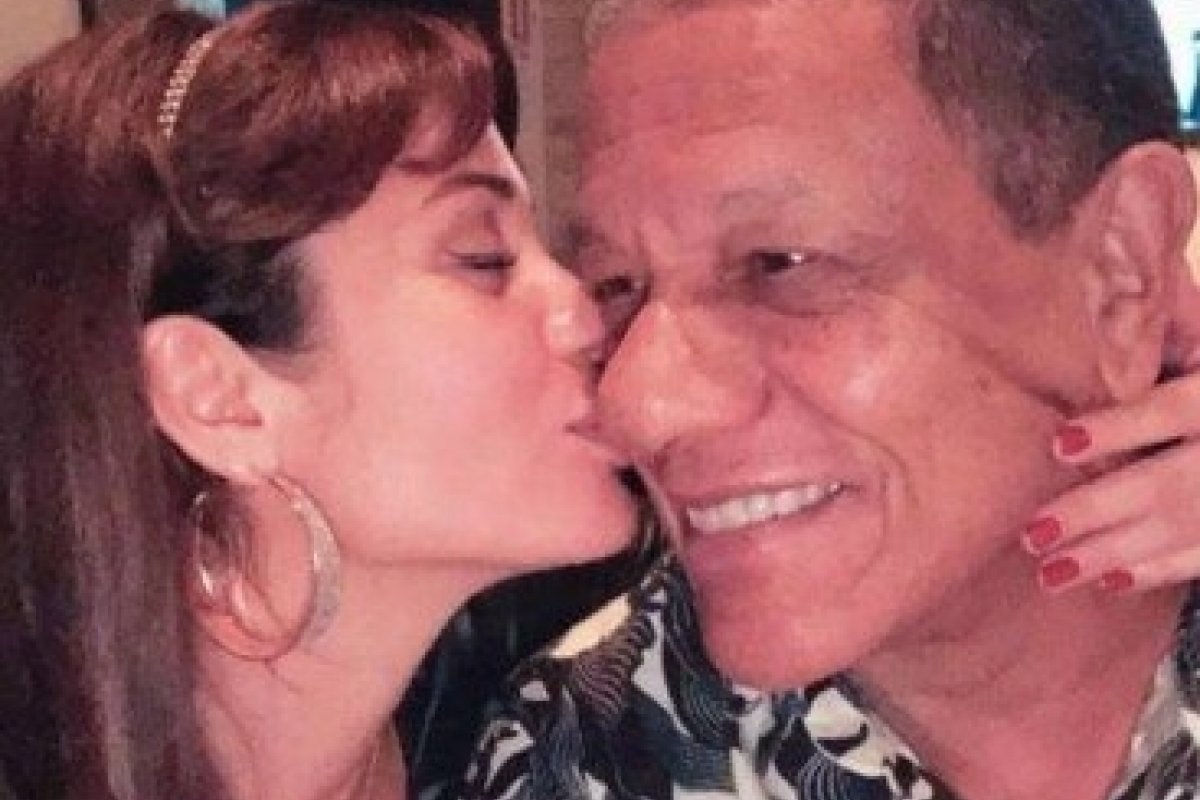 Campeã do BBB 11 posta foto romântica com o namorado de 75 anos