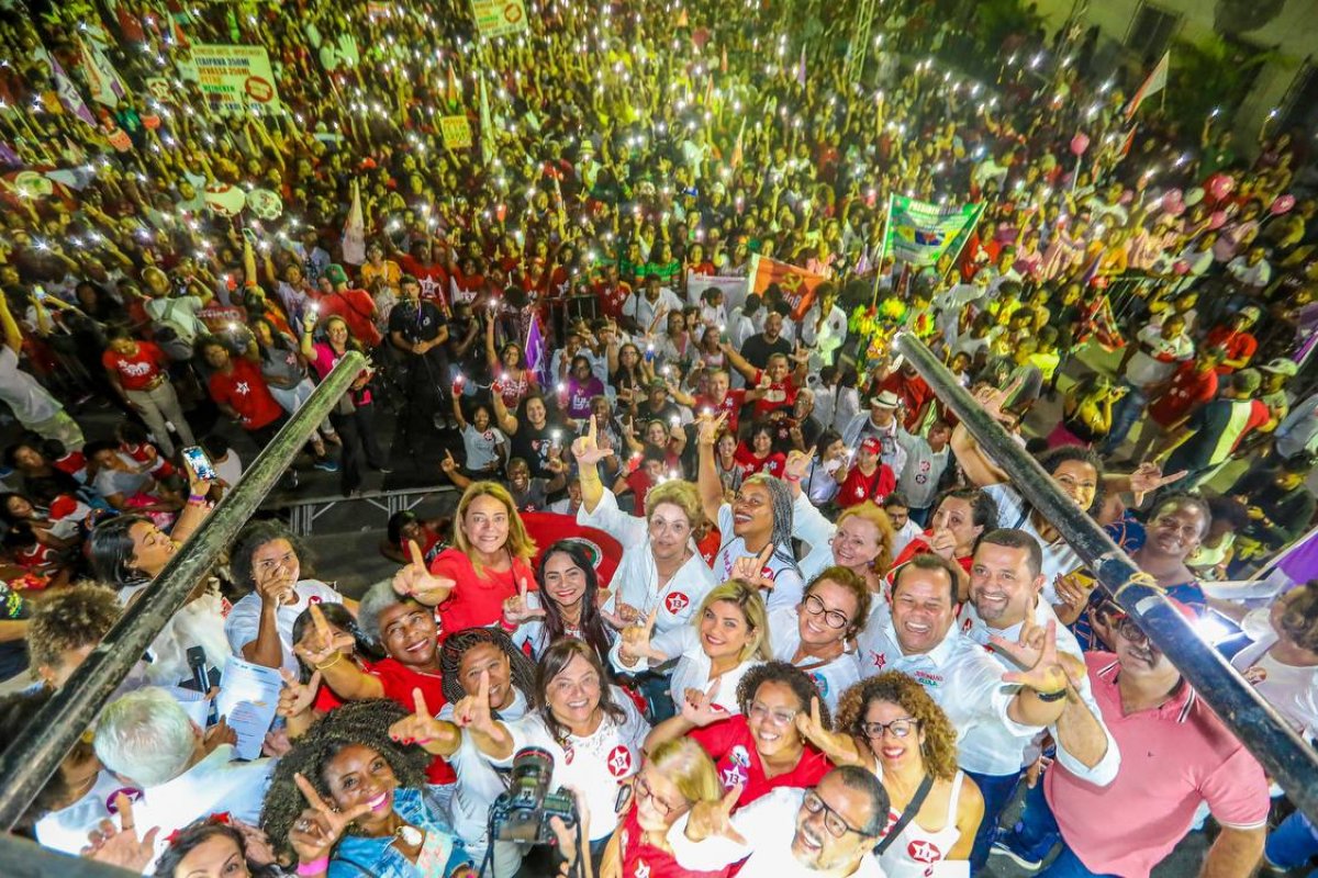 “A eleição de Jerônimo e Geraldinho é essencial", diz Dilma Rousseff durante comício em Lauro de Freitas