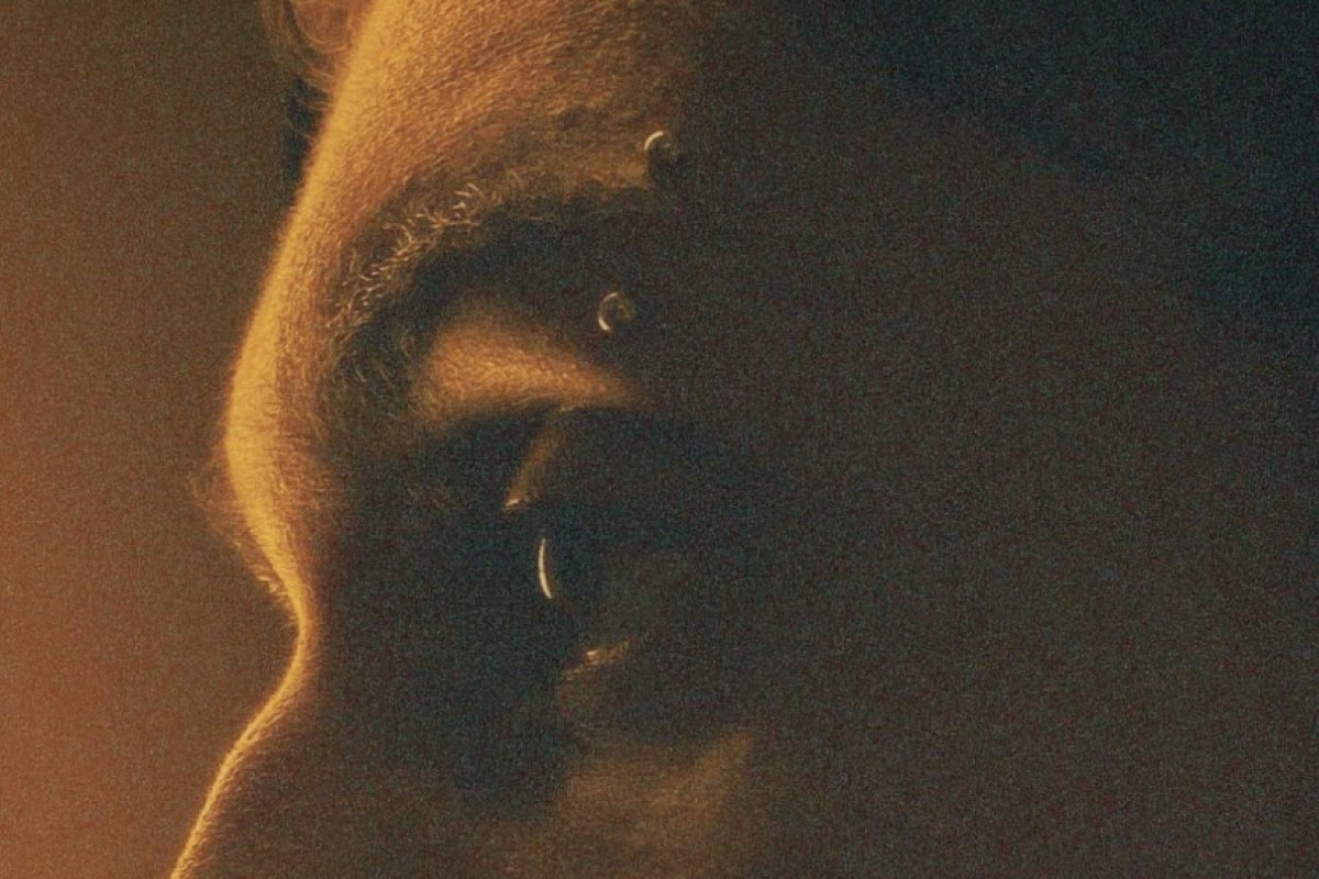 Cantor Joni lança 'Indigente' com beats de Duda Raupp