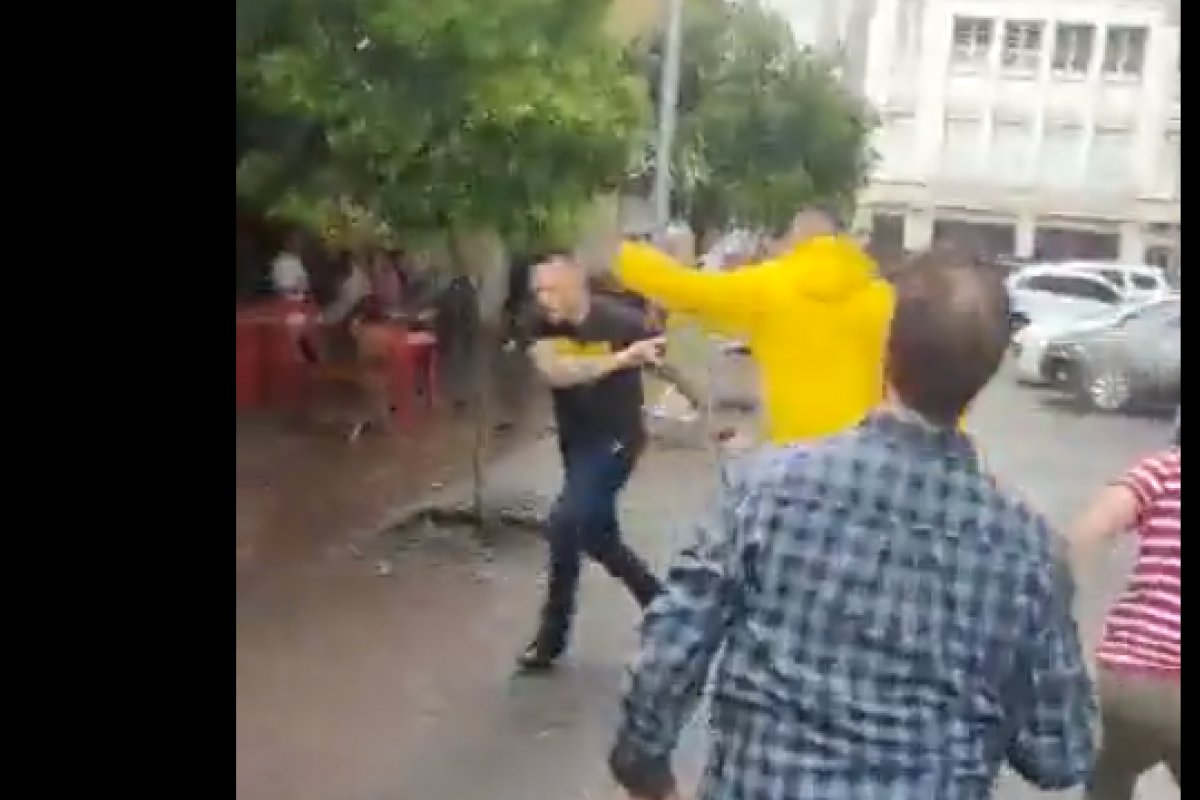 Vídeo: Vereadores do PL e do PT brigam na rua em Porto Alegre