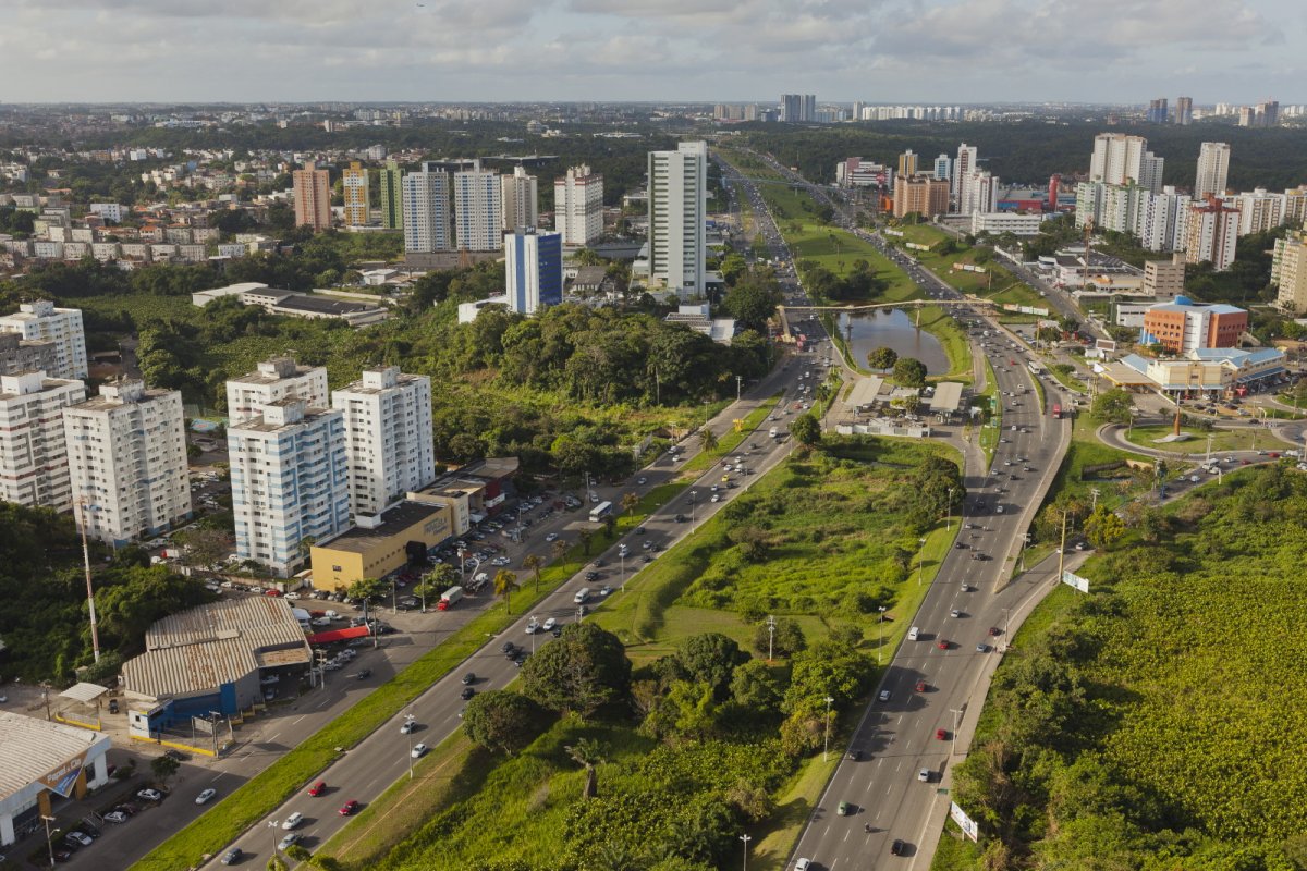 Avenida Paralela tem trânsito congestionado por conta de capotamento