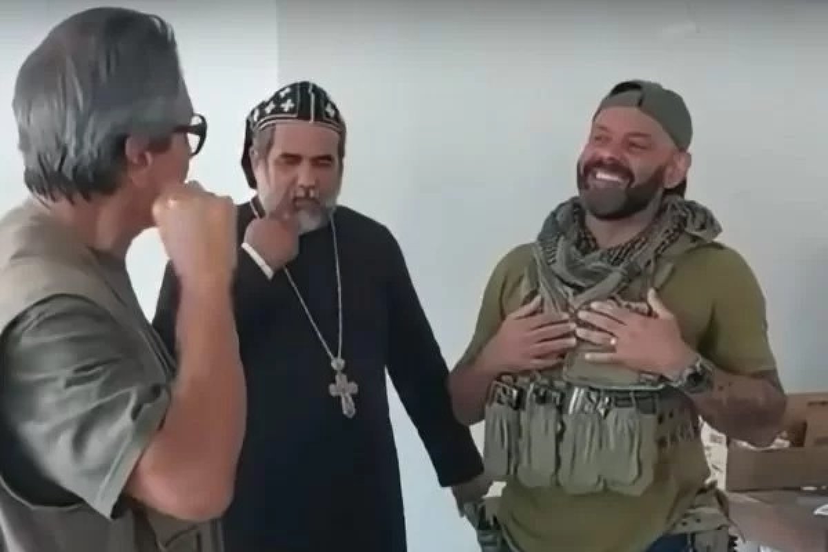 Sorriso de policial que negociou com Roberto Jefferson gera indignação, diz coluna