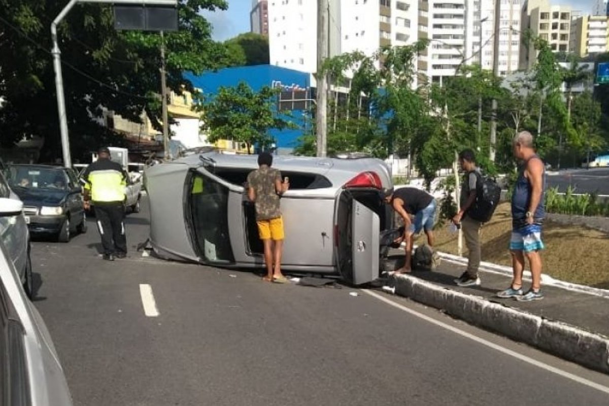Acidente deixa carro capotado no Vale do Canela neste domingo (17)
