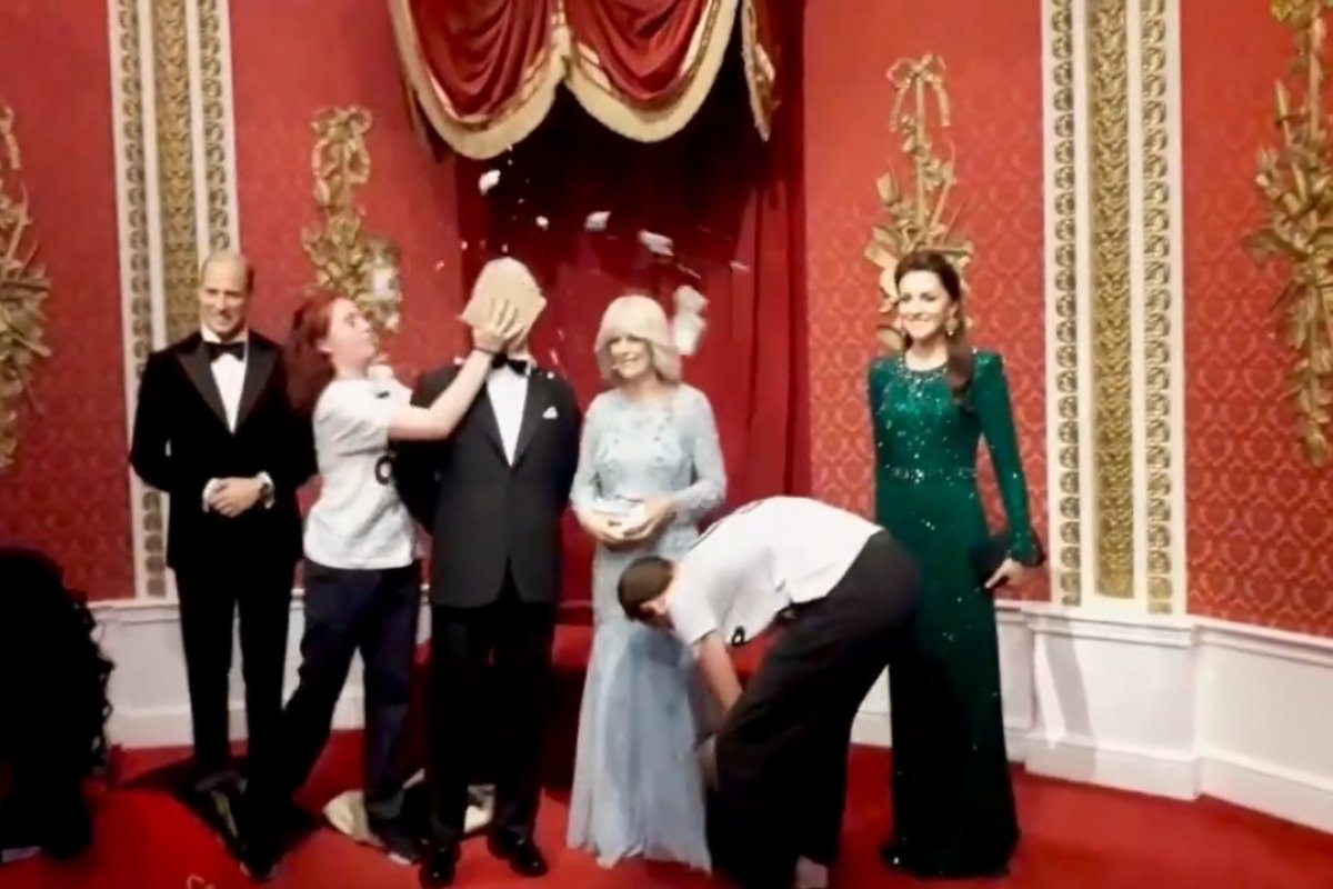Vídeo: ativistas jogam bolo em estátua de cera do Rei Charles III