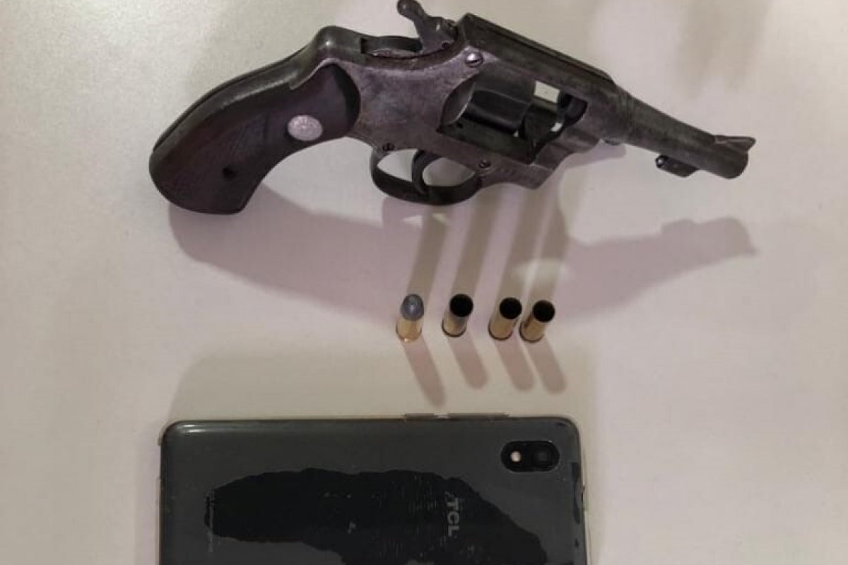 PM apreende arma com assaltantes em Camaçari