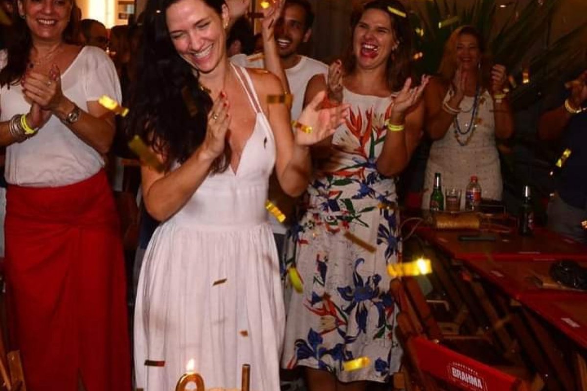 Cris Visnevski comemora mais uma primavera na capital baiana!