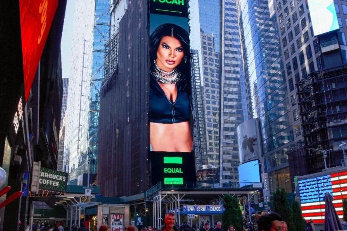 Pocah celebra divulgação na Times Square, em Nova York: 'De Caxias para o mundo'!