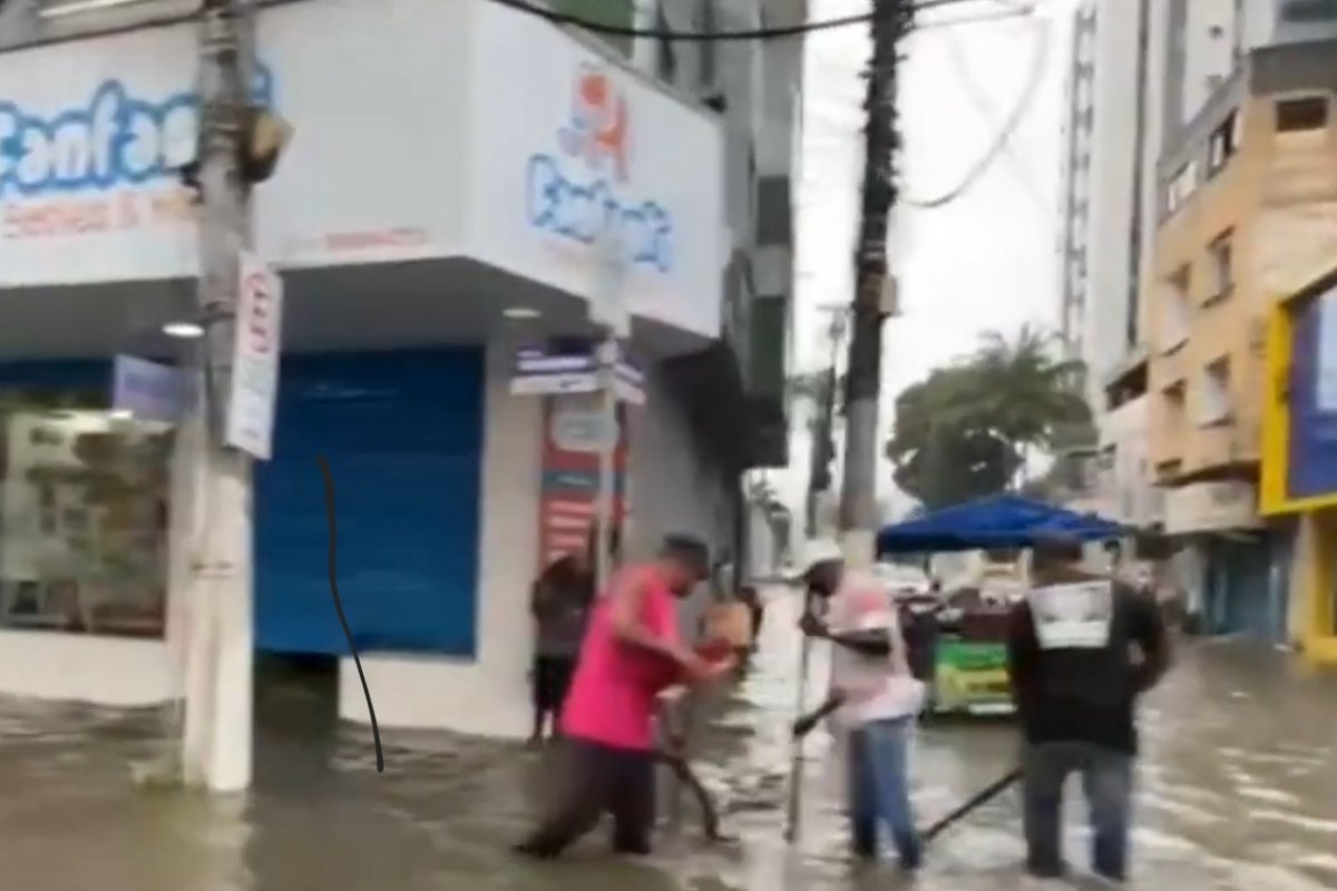 Cidades do sul da Bahia ficam alagadas após fortes chuvas