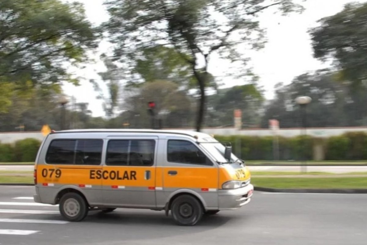 Carro escolar com 5 crianças é roubado no bairro da Liberdade, em Salvador