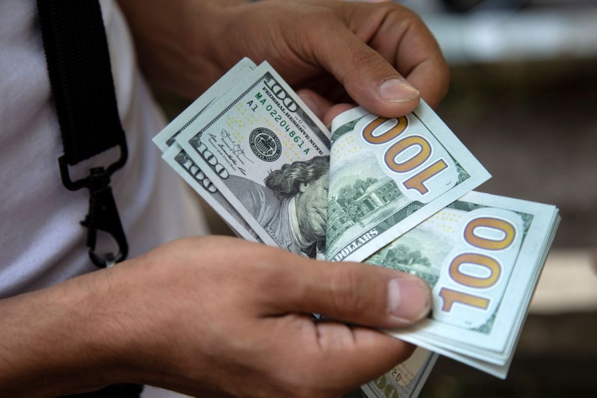 Dólar volta a subir frente ao real nesta terça-feira (25)
