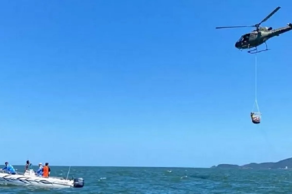 Homem encontra 120 kg de drogas boiando no mar durante pescaria
