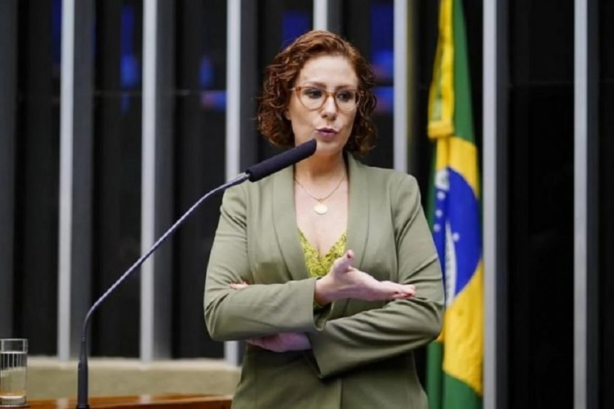 Juíza ordena que Patrícia Lelis apague postagem em que xinga Carla Zambelli
