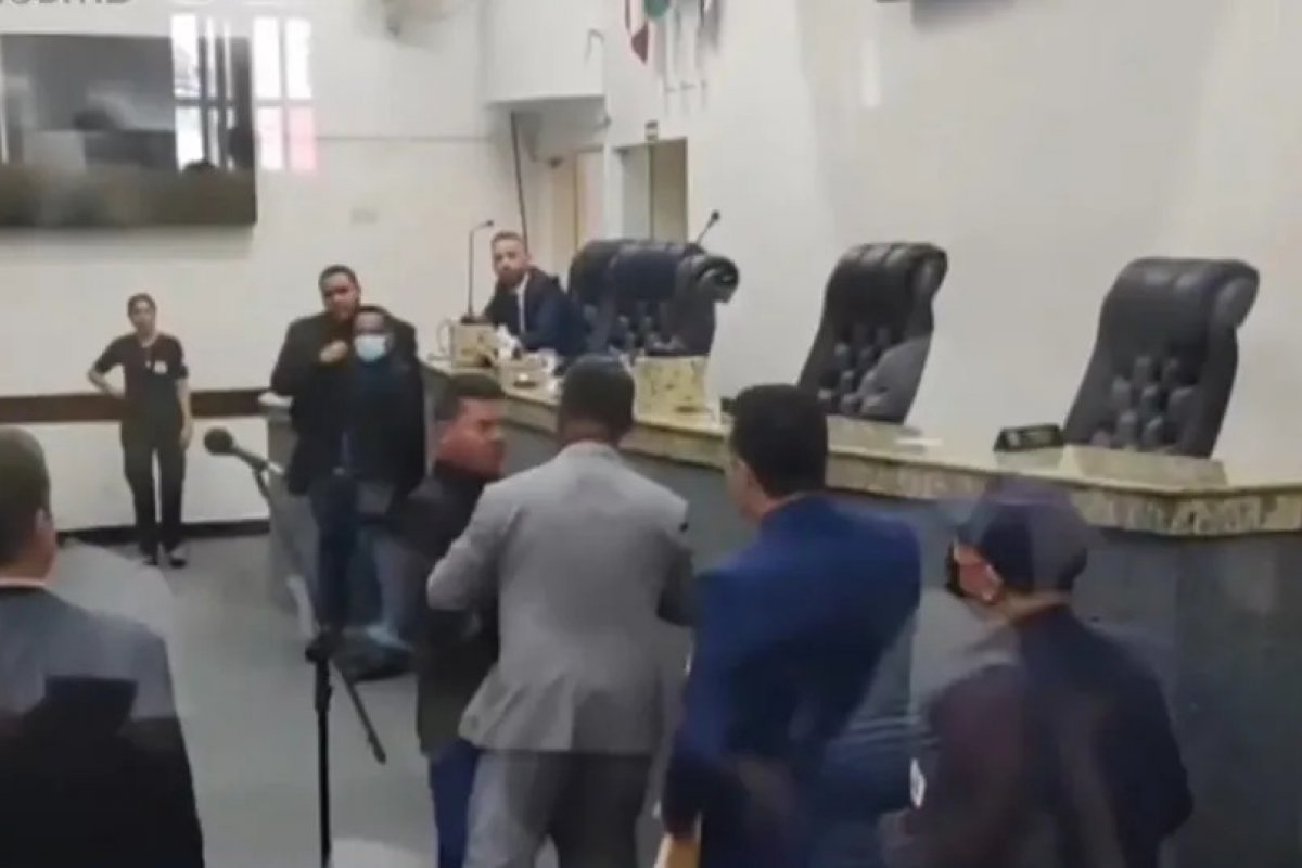 Vereadores de Feira de Santana brigam antes de votação sobre orçamento