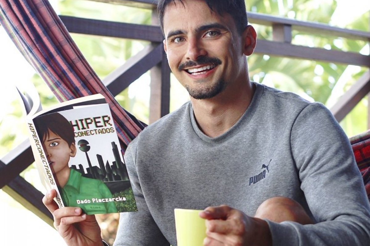 Passa muito tempo no celular? Escritor catarinense publica livro sobre o assunto!