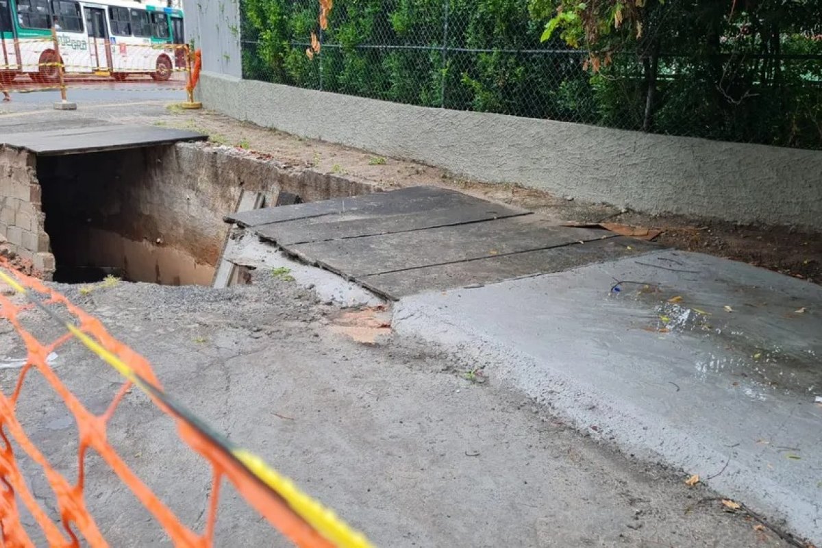 Chuva em Salvador provoca cratera de 10 metros na Pituba