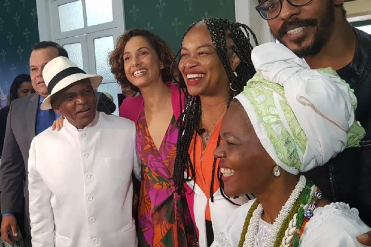 Ao lado dos filhos Camila e Rocco, Antonio Pitanga recebe medalha em Salvador