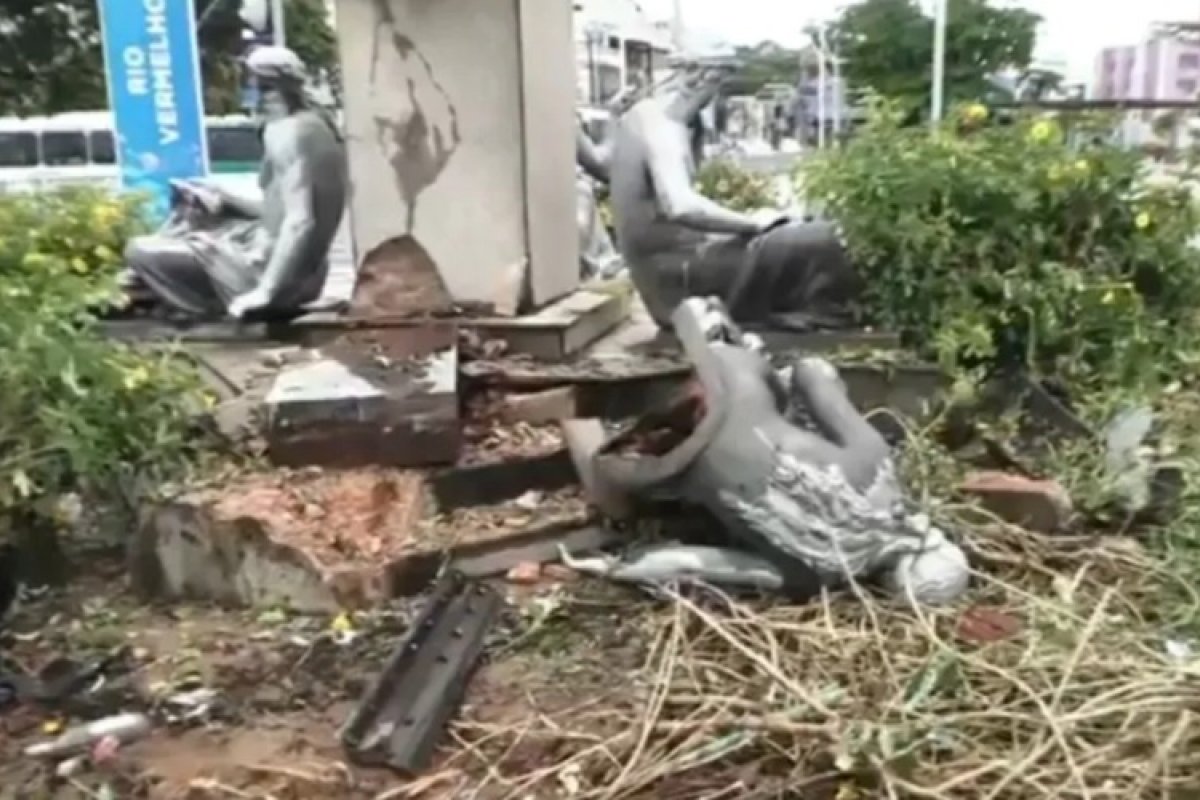 Monumento do Colombo fica parcialmente destruído após acidente no Rio Vermelho