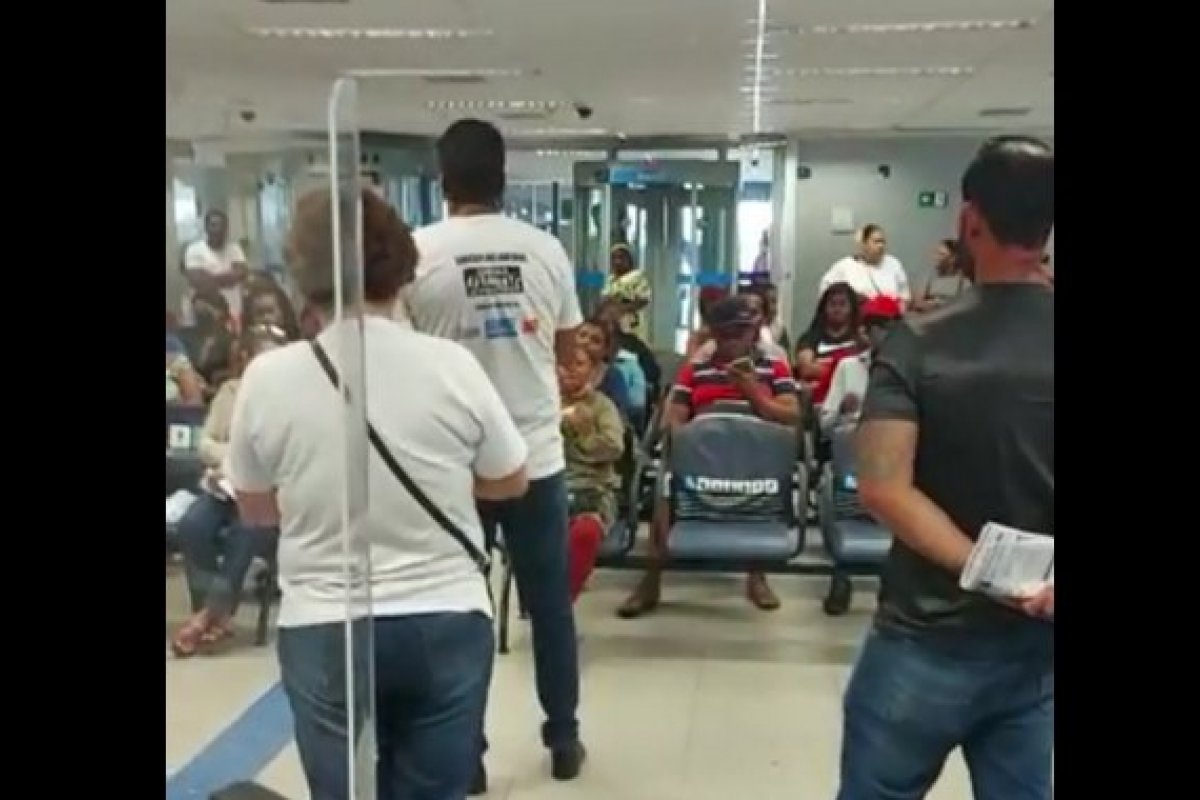 Vídeo: campanha eleitoral do PT é realizada dentro de agência bancária em Feira de Santana