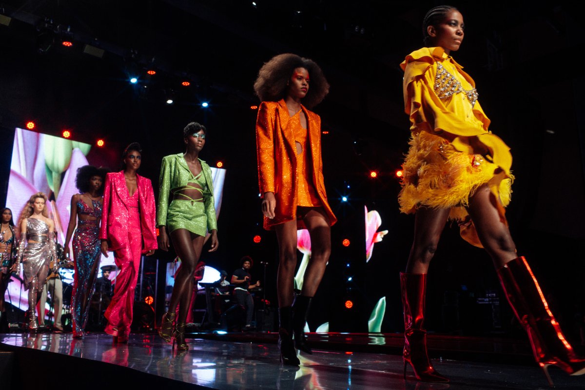 Skazi e Tufi Duek apresentam coleção de inverno em mais um The Runway Show!