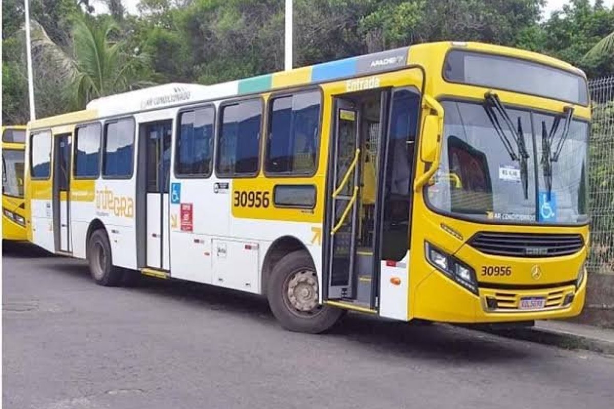 Dois homens armados assaltam ônibus em Salvador na manhã desta quinta (27)