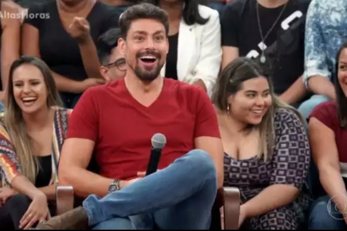 Cauã Reymond se espanta ao saber o que é beijo grego