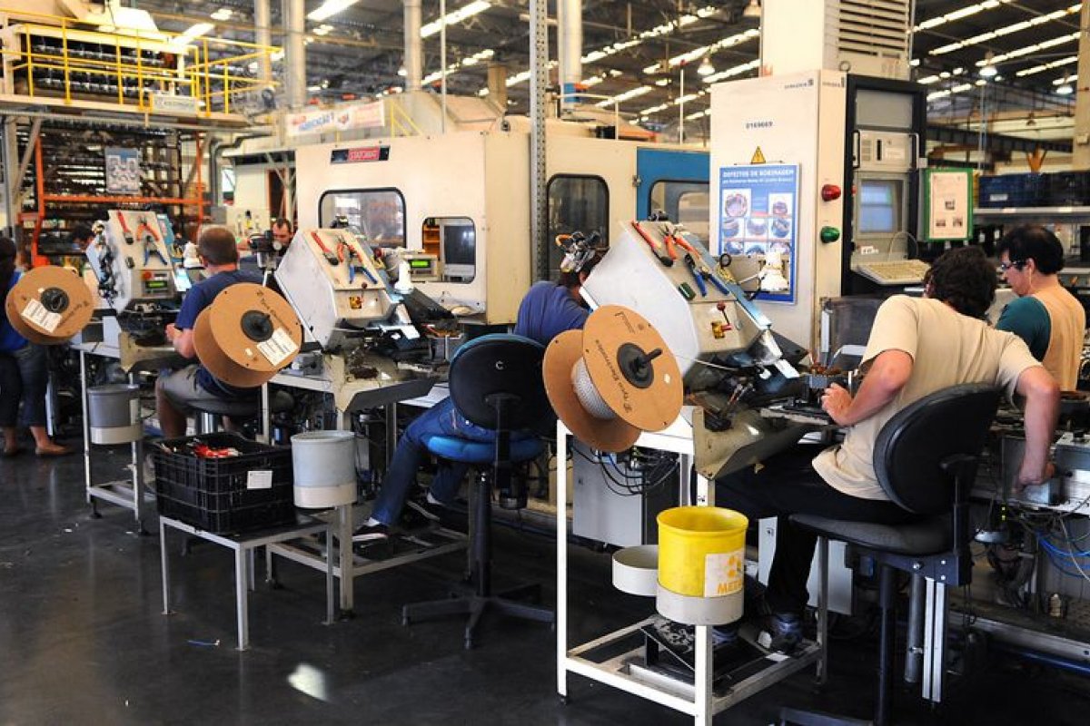 Confiança da indústria do Brasil registra queda de 3,8 pontos em outubro, diz FGV